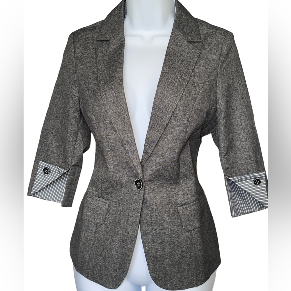 ONE BUTTON BLAZER. 3/4 SLEEVE. TWO FRONT POCKETS. ROLLED UP SLEEVE. SIZE X-SMALL